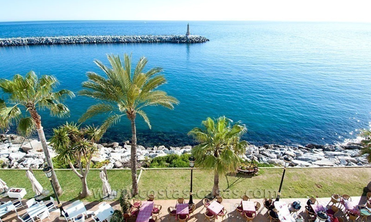 Te koop: hoekappartement direct aan het strand in Puerto Banús, Marbella 0