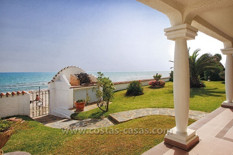 Eerstelijns strand villa te koop in Marbella