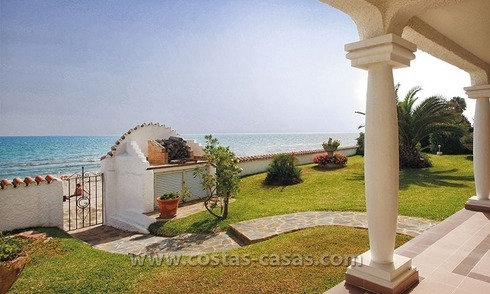 Eerstelijns strand villa te koop in Marbella 