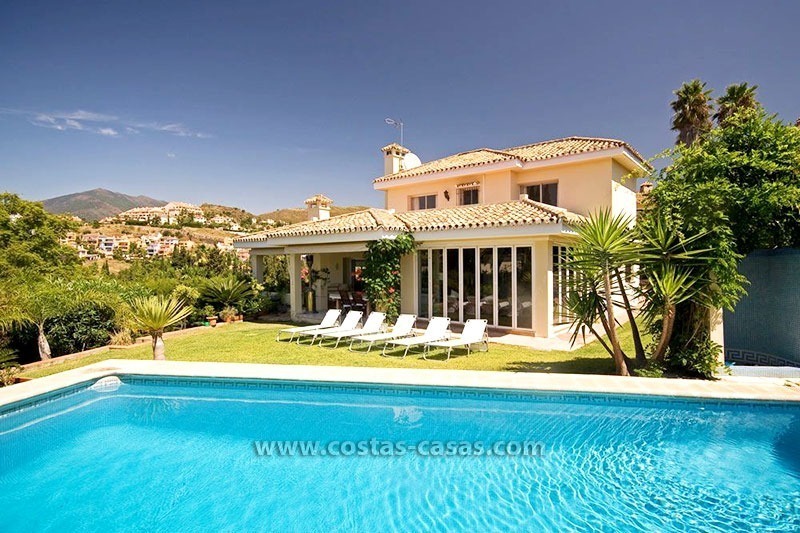 Koopje! Villa te koop nabij golfbanen in Nueva Andalucía, Marbella