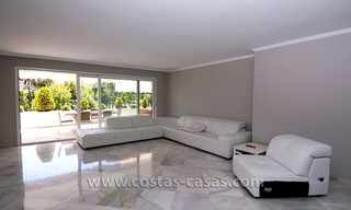 Te koop: Buitengewoon groot, riant en modern golfappartement in chique wooncomplex te Marbella 10