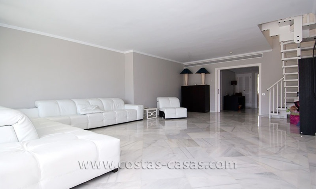 Te koop: Buitengewoon groot, riant en modern golfappartement in chique wooncomplex te Marbella 12