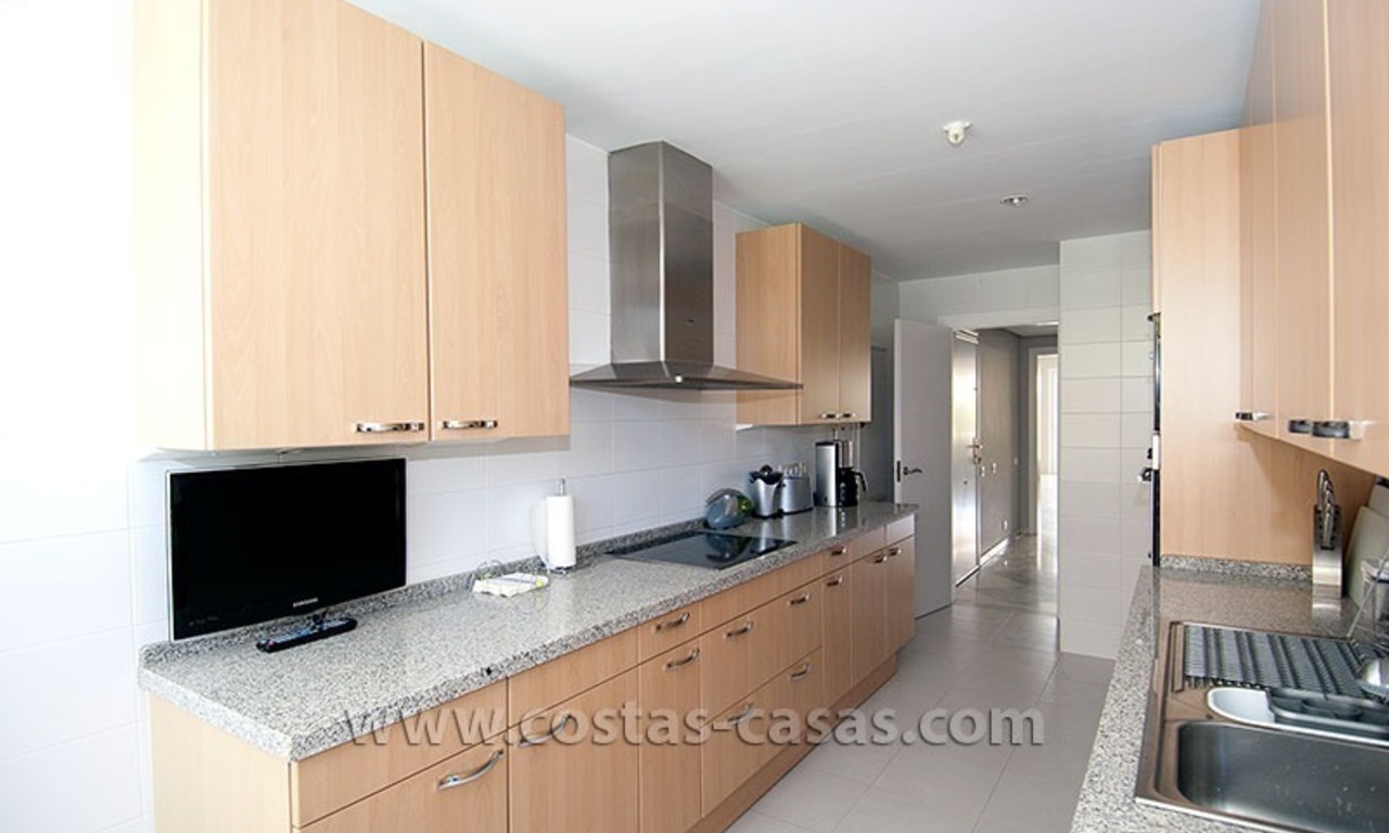 Te koop: Buitengewoon groot, riant en modern golfappartement in chique wooncomplex te Marbella 14