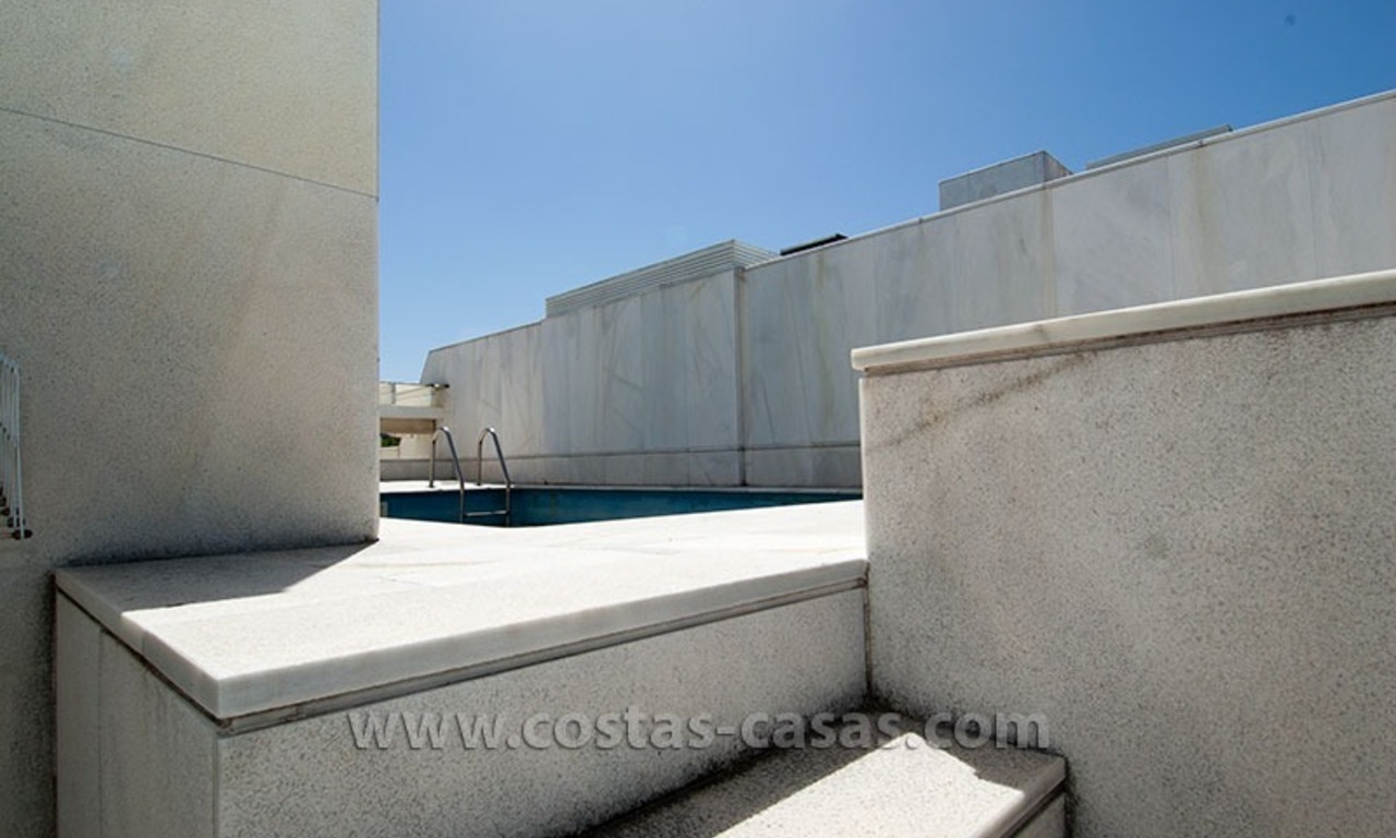 Te koop: Buitengewoon groot, riant en modern golfappartement in chique wooncomplex te Marbella 3