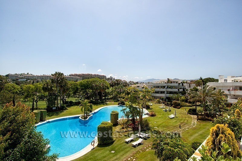 Te koop: Buitengewoon groot, riant en modern golfappartement in chique wooncomplex te Marbella