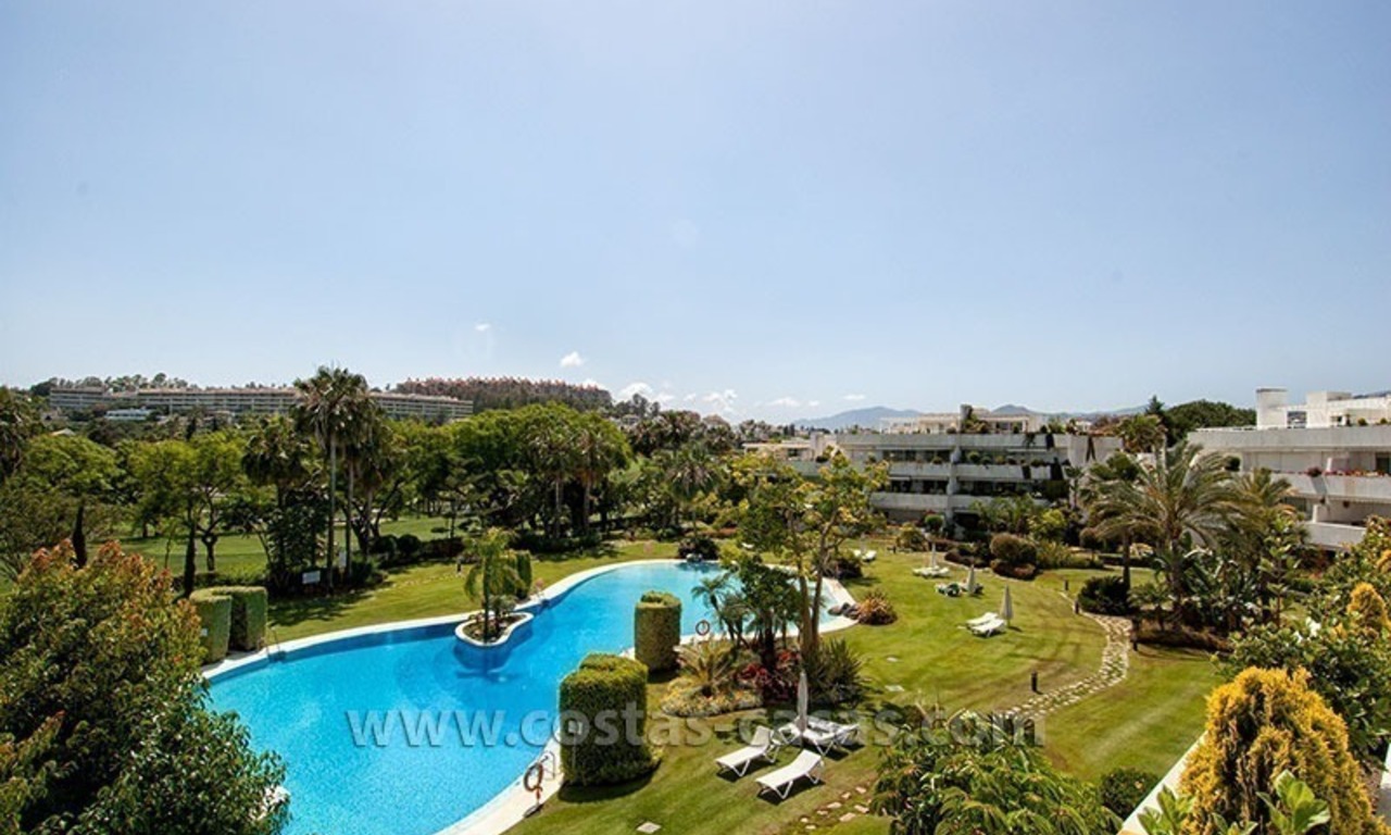 Te koop: Buitengewoon groot, riant en modern golfappartement in chique wooncomplex te Marbella 0