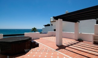 Te koop: Zeer ruim eerstelijns strand penthouse in Puerto Banús, Marbella 19