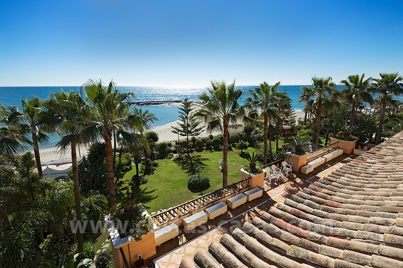 Exclusief beachfront penthouse te koop in Puerto Banus, Marbella