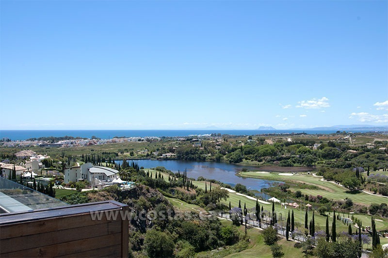 Te huur voor vakantie: Nagelnieuw modern luxe appartement met fantastisch zeezicht op golfresort tussen Marbella en Estepona
