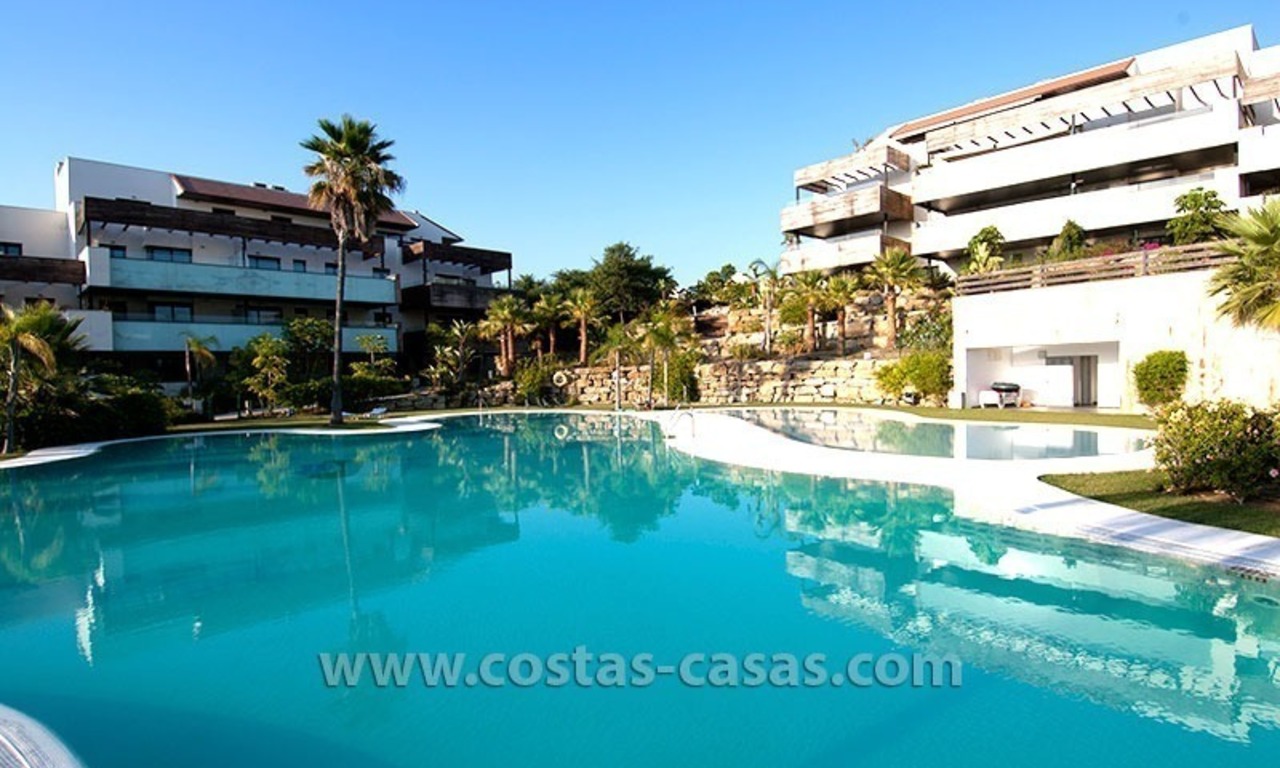 Te huur voor vakantie: Nagelnieuw modern luxe appartement met fantastisch zeezicht op golfresort tussen Marbella en Estepona 25