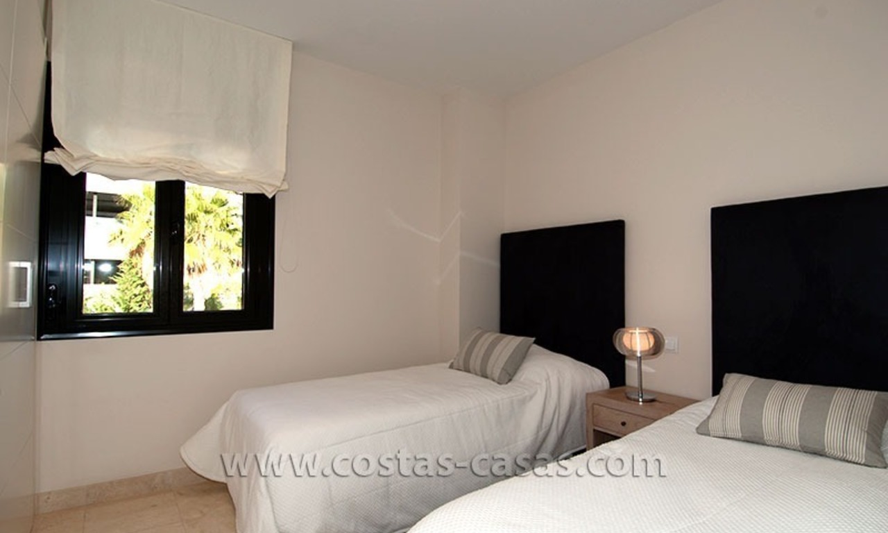 Te huur voor vakantie: Nagelnieuw modern luxe appartement met fantastisch zeezicht op golfresort tussen Marbella en Estepona 18