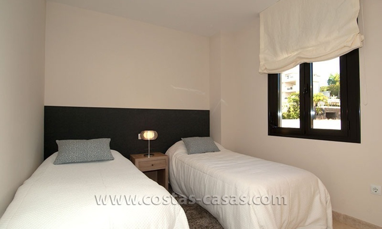 Te huur voor vakantie: Nagelnieuw modern luxe appartement met fantastisch zeezicht op golfresort tussen Marbella en Estepona 19