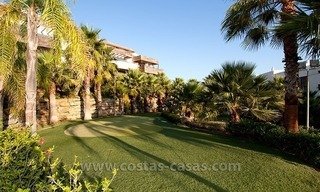 Te huur voor vakantie: Nagelnieuw modern luxe appartement met fantastisch zeezicht op golfresort tussen Marbella en Estepona 24