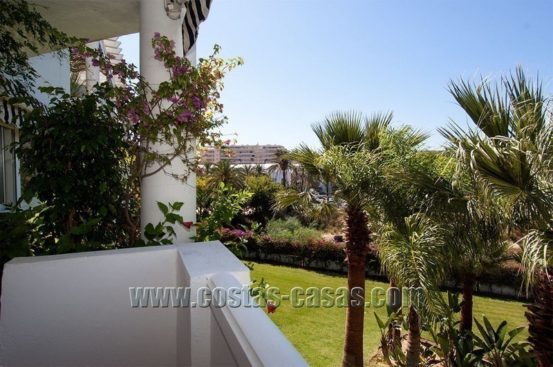 Te koop: Gezellig eerstelijns-strandappartement in hartje Puerto Banús – Marbella
