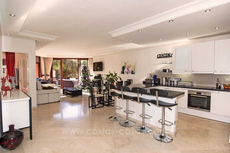 Luxe tuin appartement te koop, eerstelijn strand complex, New Golden Mile, Marbella – Estepona
