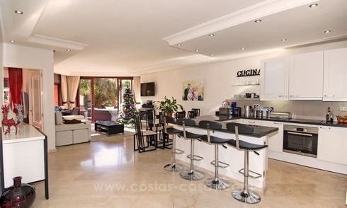 Luxe tuin appartement te koop, eerstelijn strand complex, New Golden Mile, Marbella – Estepona 