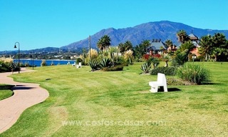 Luxe eerstelijn strand hoek appartement te koop, New Golden Mile, Marbella - Estepona 24