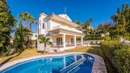 Te koop in San Pedro Marbella: villa direct aan de golfbaan gelegen 10777