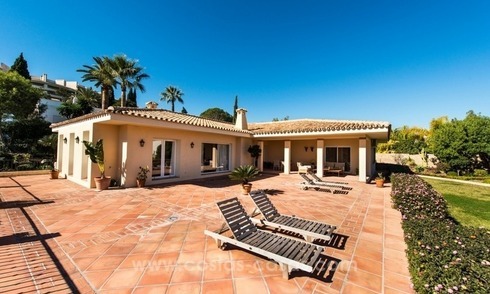 Tweedelijn golf villa te koop in Nueva Andalucia te Marbella 