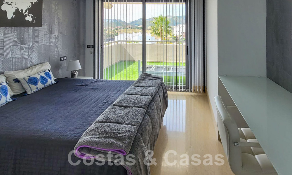 Te koop in Marbella - Benahavís: Ruim modern, luxe golf appartement 52754