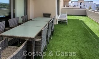 Te koop in Marbella - Benahavís: Ruim modern, luxe golf appartement 52755 