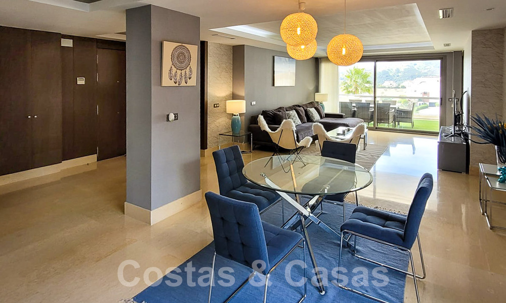 Te koop in Marbella - Benahavís: Ruim modern, luxe golf appartement 52759