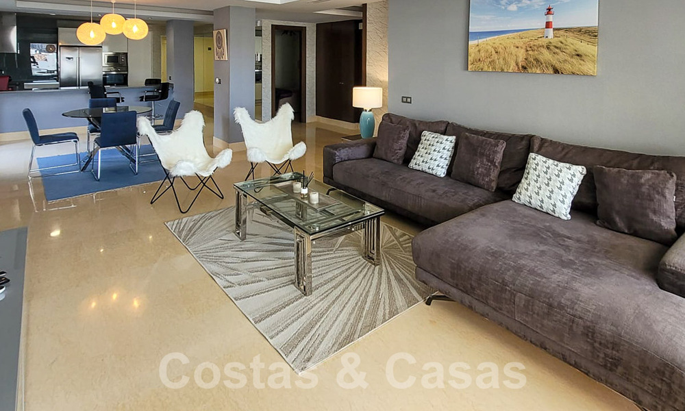 Te koop in Marbella - Benahavís: Ruim modern, luxe golf appartement 52761