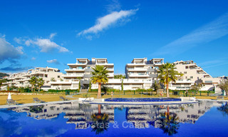 Te koop in Marbella - Benahavís: Ruim modern, luxe golf appartement 52768 