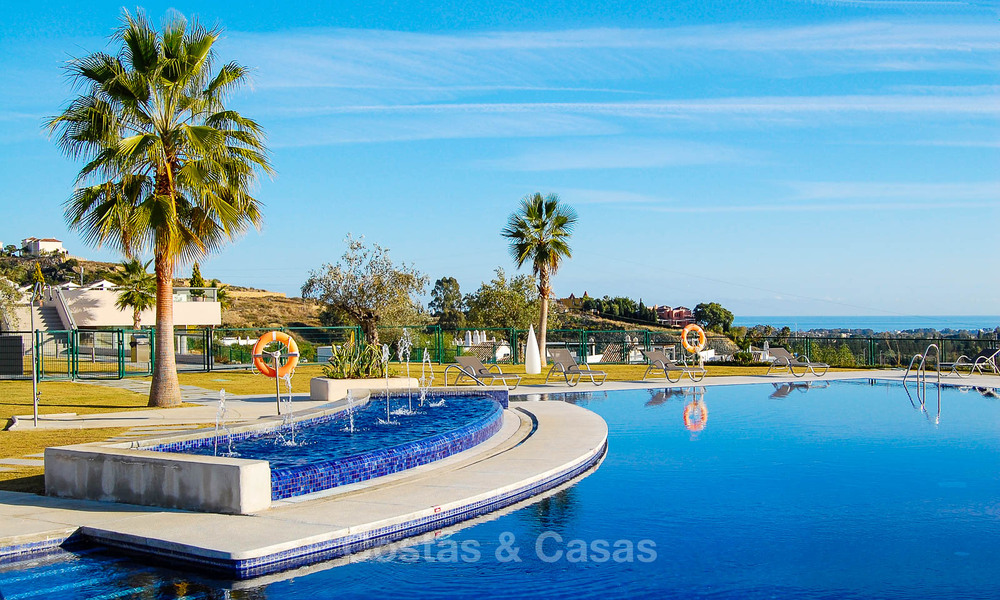 Te koop in Marbella - Benahavís: Ruim modern, luxe golf appartement 52776