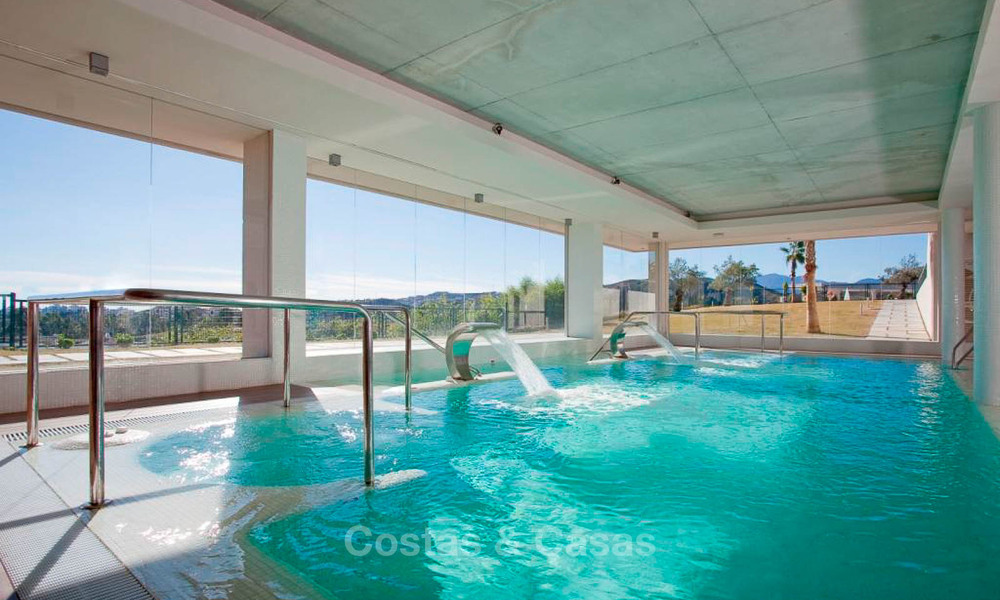 Te koop in Marbella - Benahavís: Ruim modern, luxe golf appartement 52780