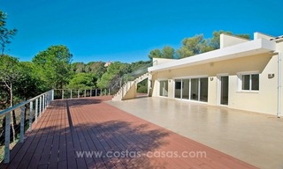 Volledig gerenoveerde moderne villa te koop in El Madroñal, Benahavis 15
