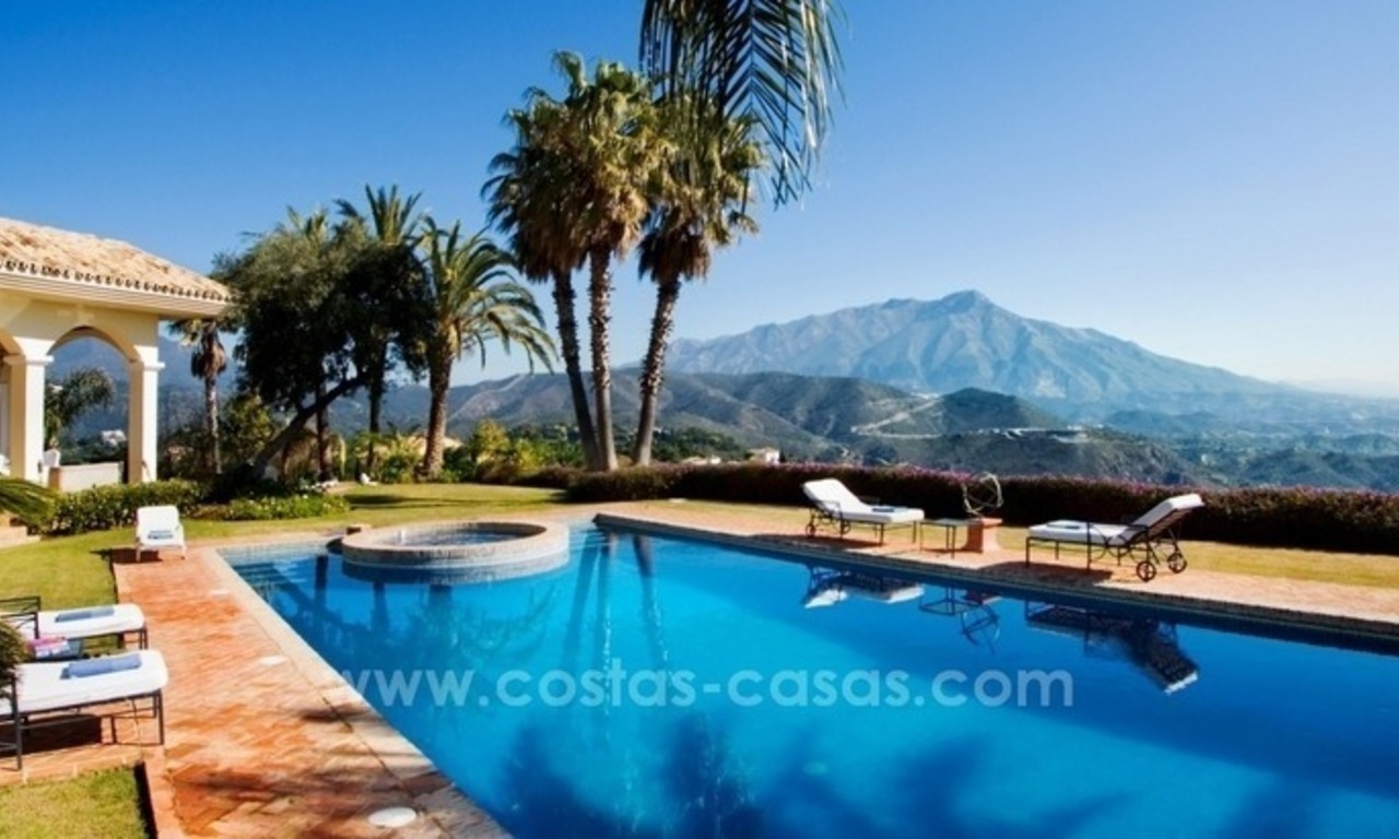 Luxueuze villa te koop in een elegante klassieke stijl met het beste uitzicht in El Madroñal - Benahavis 15