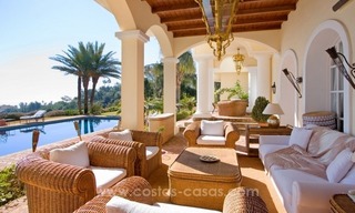 Luxueuze villa te koop in een elegante klassieke stijl met het beste uitzicht in El Madroñal - Benahavis 16
