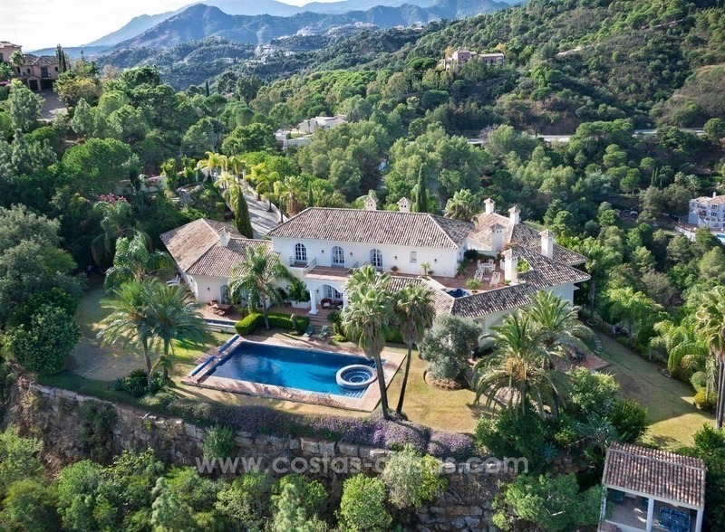 Luxueuze villa te koop in een elegante klassieke stijl met het beste uitzicht in El Madroñal - Benahavis