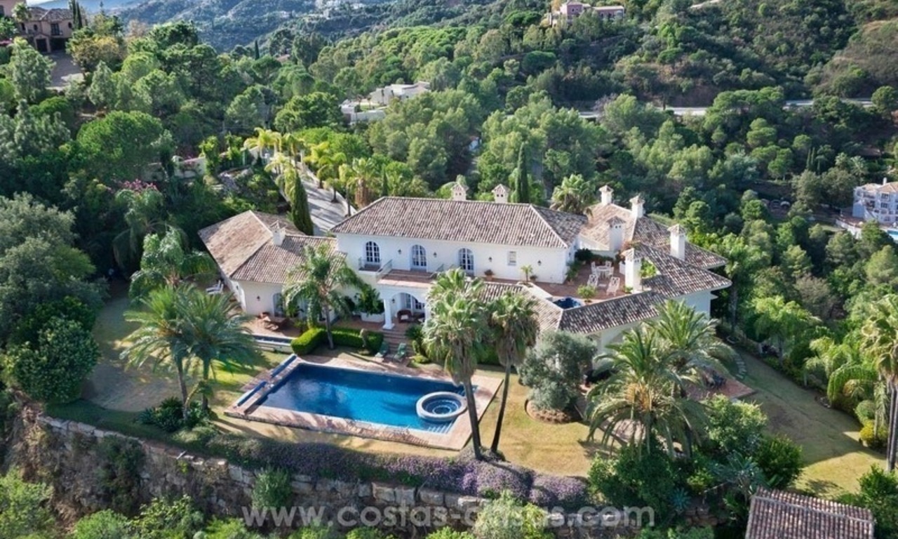 Luxueuze villa te koop in een elegante klassieke stijl met het beste uitzicht in El Madroñal - Benahavis 0
