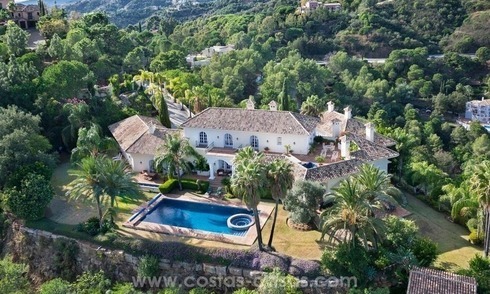 Luxueuze villa te koop in een elegante klassieke stijl met het beste uitzicht in El Madroñal - Benahavis 