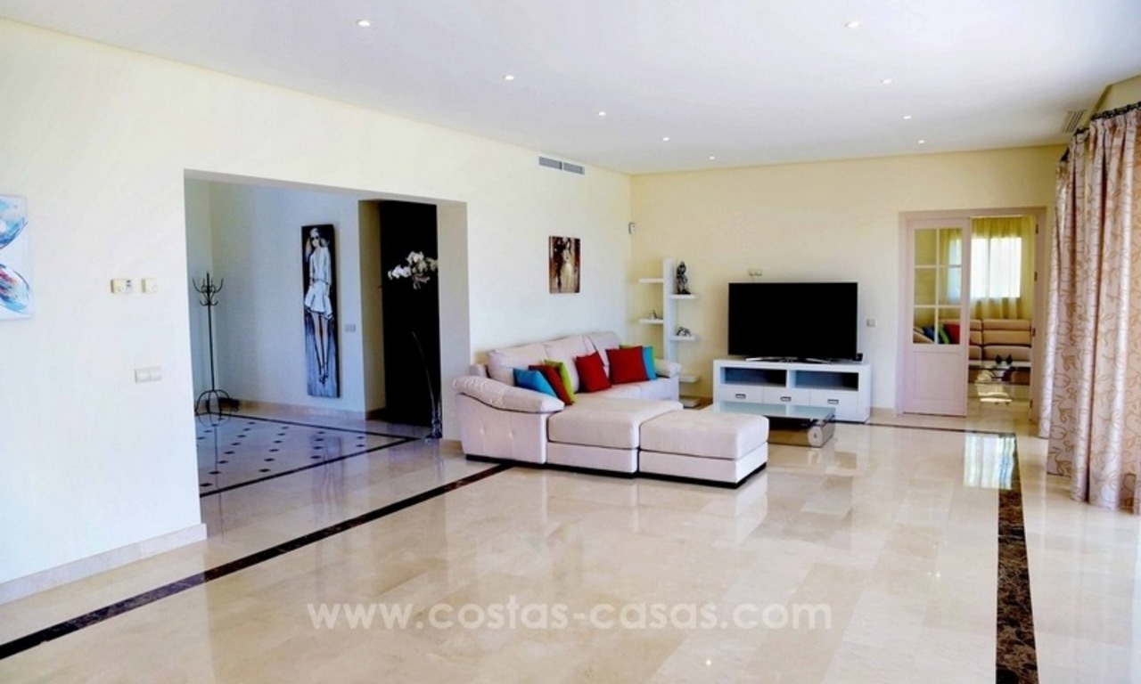 Luxe villa met prachtig zeezicht te koop tussen Marbella en Estepona 17