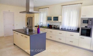 Luxe villa met prachtig zeezicht te koop tussen Marbella en Estepona 24