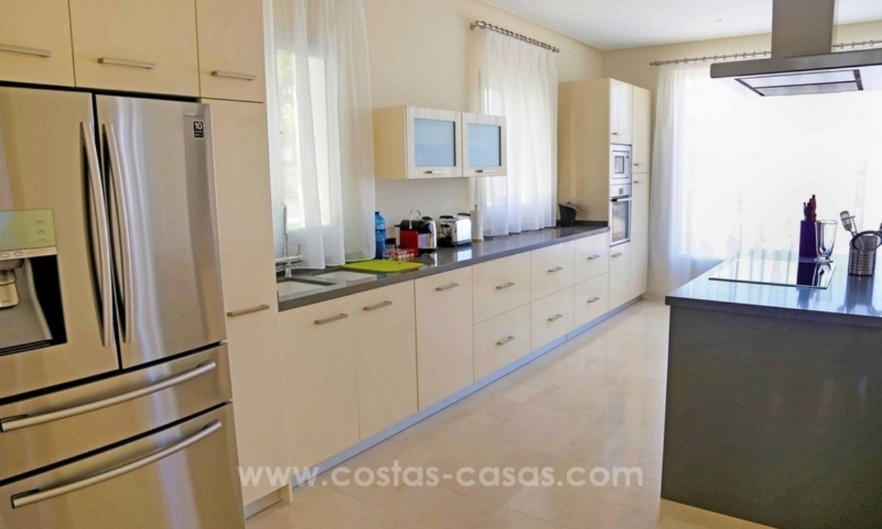 Luxe villa met prachtig zeezicht te koop tussen Marbella en Estepona 26