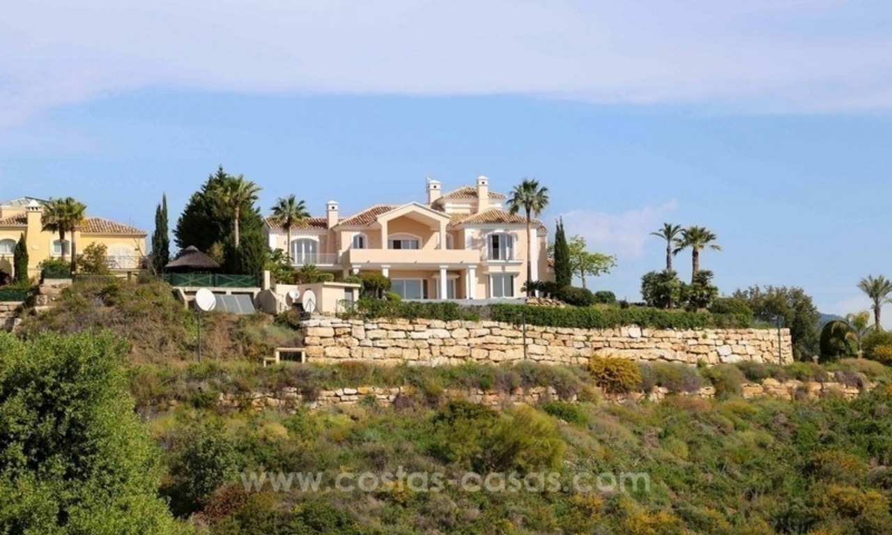 Luxe villa met prachtig zeezicht te koop tussen Marbella en Estepona 1