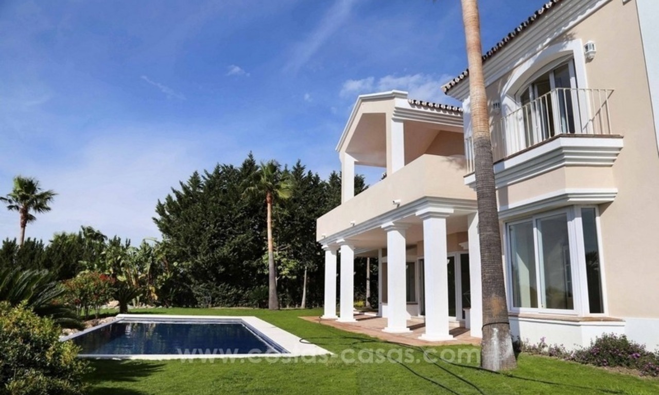 Luxe villa met prachtig zeezicht te koop tussen Marbella en Estepona 11