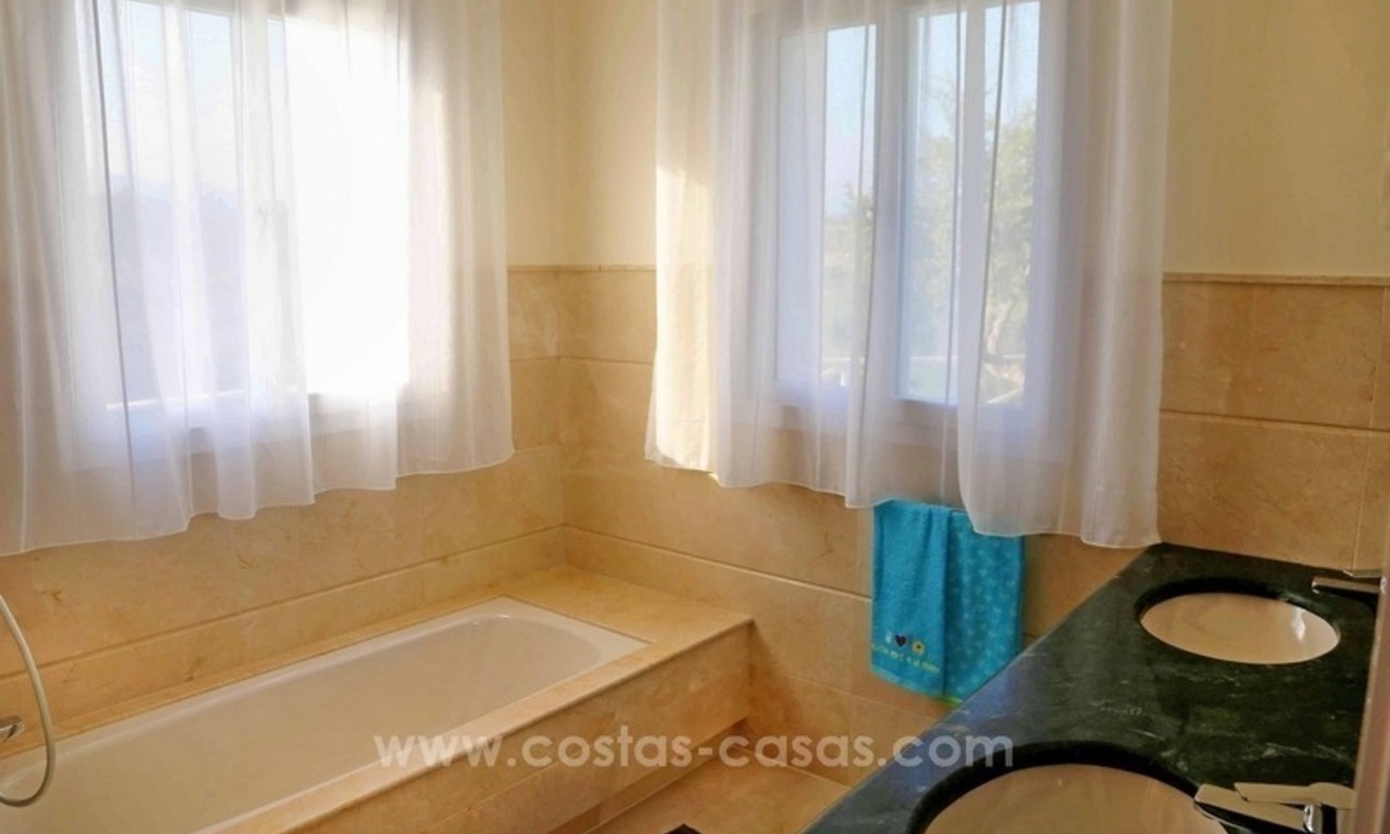 Luxe villa met prachtig zeezicht te koop tussen Marbella en Estepona 36