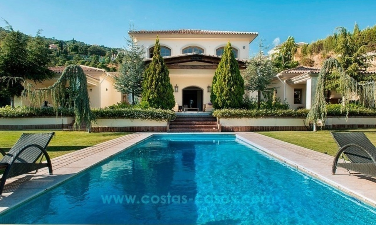 Villa te koop in een hedendaagse en klassieke stijl in El Madroñal, Marbella – Benahavis 2