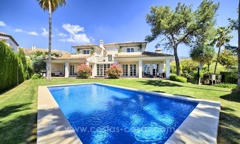 Gerenoveerde villa te koop in een prestigieuze en omheinde wijk Altos Reales op de Golden Mile te Marbella 