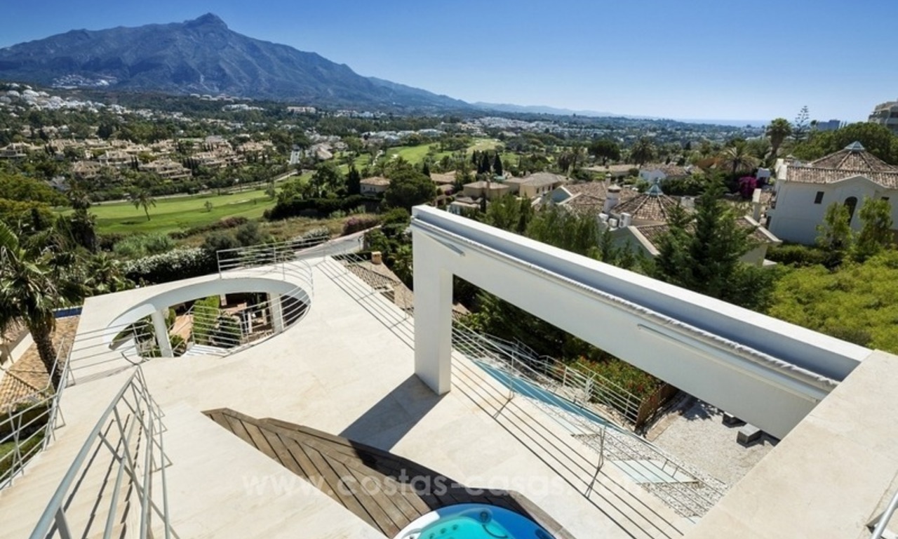 Te koop in Nueva Andalucia, Marbella: Design Villa met panoramisch golf-, berg- en zeezicht 4