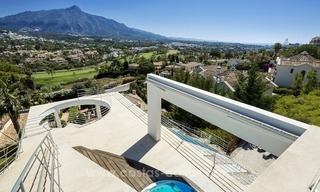 Te koop in Nueva Andalucia, Marbella: Design Villa met panoramisch golf-, berg- en zeezicht 4