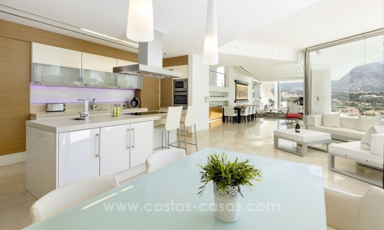 Te koop in Nueva Andalucia, Marbella: Design Villa met panoramisch golf-, berg- en zeezicht 7