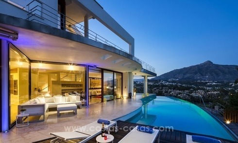 Te koop in Nueva Andalucia, Marbella: Design Villa met panoramisch golf-, berg- en zeezicht 