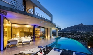 Te koop in Nueva Andalucia, Marbella: Design Villa met panoramisch golf-, berg- en zeezicht 0