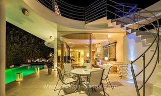 Te koop in Nueva Andalucia, Marbella: Design Villa met panoramisch golf-, berg- en zeezicht 14